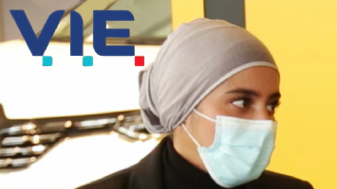 Photographie de notre collaboratrice Amel lors de son témoignage sur son Volontariat International en Entreprise.