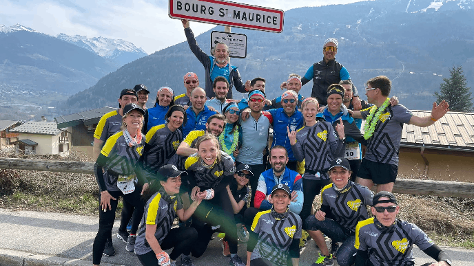 Photographie des participants de la Course du Coeur, entouré d'un public de supporters.