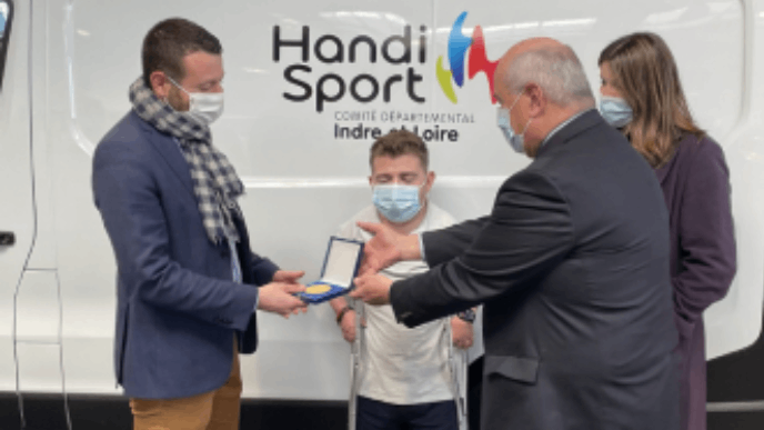 Photographie de la remise du Renault Traffic par RRG Tours au comité départemental Handisport 37.