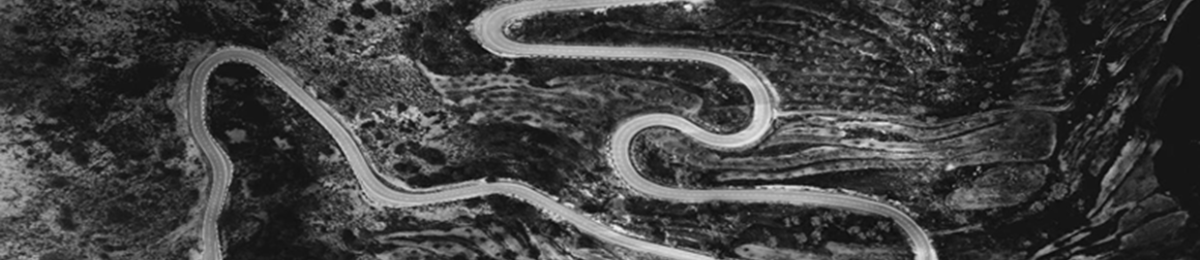 Photographie de deux collaborateurs échangeant autour d'un véhicule Renault.