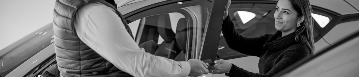 Photographie d'un manager et d'un collaborateur échangeant autour du moteur d'un véhicule Renault.