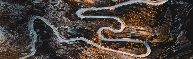 Photographie de deux collaborateurs échangeant autour d'un véhicule Renault.